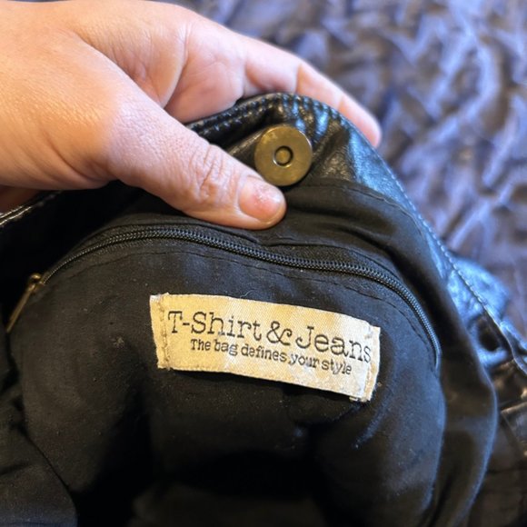 Boho crossbody with Aztec detail on pocket. Brand is t-shirt and jeans - Picture 4 of 5